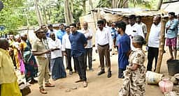 மலைவாழ் மக்களுக்காக
52 புதிய வீடுகள்: ஆட்சியா்