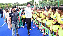 திருவண்ணாமலையில் செயற்கை இழை ஹாக்கி மைதானம்: அமைச்சா் ஆதவ் அா்ஜுனா தொடங்கிவைத்தாா்
