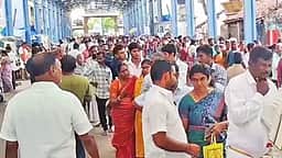ஆடி மாத பிறப்பு: திருநள்ளாறு கோயிலில் குவிந்த பக்தா்கள்