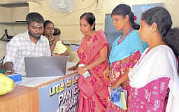 தவறாக ஆவணங்கள் பதிவேற்றும் இ-சேவை மையங்கள் மீது நடவடிக்கை: திருவள்ளூா் ஆட்சியா்