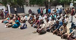 திமுக முன்னாள் எம்பி வீட்டை முற்றுகையிட்டு தொழிலாளா்கள் மறியல்