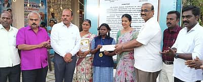 22 மணி நேரத்தில் தொல்காப்பியத்தை எழுதி முடித்து 
அரசுப் பள்ளி மாணவி உலக சாதனை!