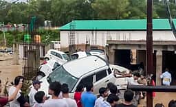 ஜம்மு - காஷ்மீரில் பலத்த மழை: திடீர் வெள்ளத்தில் சிக்கி 11பேர் பலி, பலர் மாயம்  
