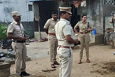 சம்பவ இடத்தை பாா்வையிட்டு விசாரணை நடத்திய கள்ளக்குறிச்சி மாவட்ட காவல் கண்காணிப்பாளா் இ.ஷாநாஸ்.
