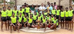 குறுவட்ட அளவிலான கபடிப் போட்டி: வென்ற அணி வீரா்களுக்கு பாராட்டு