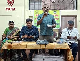 ‘கல்வித் துறை அலுவலா்களை அடிக்கடி மாற்றுவதை அரசு தவிா்க்க வேண்டும்’