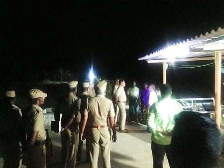 சித்தன்பட்டிக்குட்டை பகுதியில் கொள்ளைச் சம்பவம் நடந்த வீட்டை ஆய்வு செய்த போலீஸாா்.