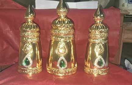 தங்க மூலாம் பூசப்பட்டு வெள்ளிக் கிரீடங்கள்.