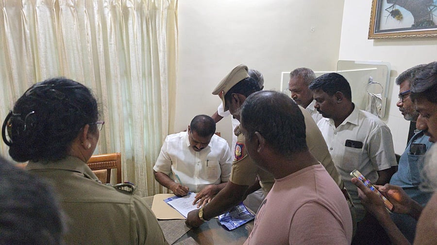 விளாத்திகுளம் அம்பாள் நகரில் உள்ள மார்க்கண்டேயன் எம்.எல்.ஏ. வீட்டுக்கு வந்த போலீசார்