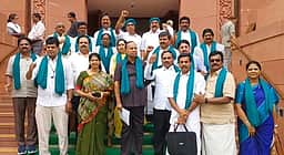 மக்களவையில் திமுக எம்.பி.க்கள் தர்னா 