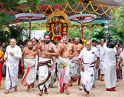 ஸ்ரீ கல்யாண வெங்கடேஸ்வர சுவாமி கோயில் பாா்வேட்டு உற்சவம்
