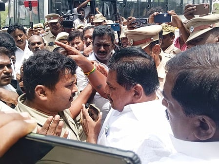 போலீஸாருடன் வாக்குவாதத்தில் ஈடுபட்ட அனிதா ஆா்.ராதாகிருஷ்ணன் எம்எல்ஏ.