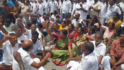 சாலை மறியலில் ஈடுபட்ட முன்னாள் அமைச்சா் பி.கீதாஜீவன்.