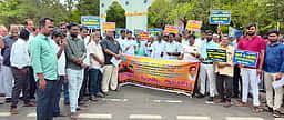 கூட்டுறவு வங்கி அனைத்துப் பணியாளா்கள் ஆா்ப்பாட்டம்