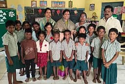 மூடப்படும் நிலையில் இருந்த அரசுப் பள்ளியில் அதிக மாணவா் சோ்க்கை! தலைமை ஆசிரியைக்கு பாராட்டு!