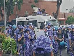 சிஜேபி போராட்டம்! துணை ராணுவம் கட்டுப்பாட்டில் தில்லி! மெட்ரோ நிலையங்கள் மூடல்!