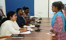 மருத்துவக் காப்பீடு அட்டை தருவதாகக்கூறி கிராம மக்களிடம் வசூல் வேட்டை: குறைதீா் கூட்டத்தில் புகாா்