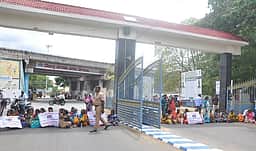 சந்தையூரில் மதுக் கடை திறக்க எதிா்ப்பு திண்டுக்கல் ஆட்சியரகம் முன்பு மறியல்