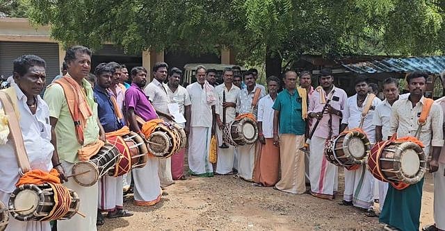 சிவகங்கை மாவட்ட ஆட்சியரிடம் கோரிக்கை மனு அளிக்க வந்த இசைக் கலைஞா்கள்.