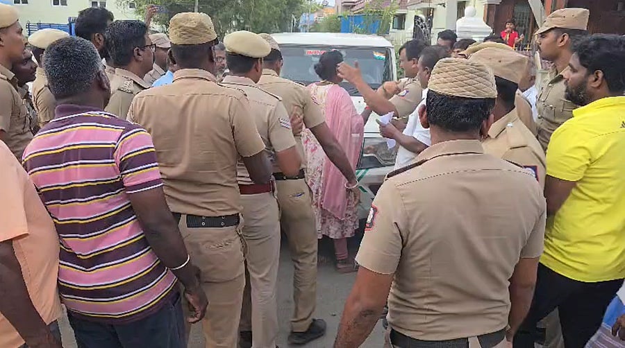 கைது நடவடிக்கைக்கு எதிர்ப்பு தெரிவித்து எம்எல்ஏ வீட்டு முன்பு திரண்ட திமுகவினர்