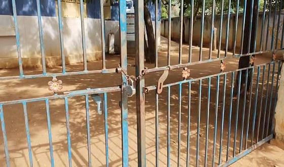 சூரியூரில் திங்கள்கிழமை பூட்டப்பட்ட ஊராட்சி ஒன்றிய தொடக்கப்பள்ளி கதவு.