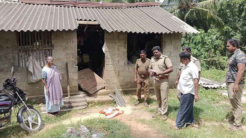 காட்டு யானையால் சேதமடைந்த வீட்டை பாா்வையிடும் வனத் துறையினா்.