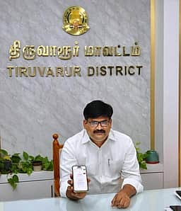 மக்கள் தொகை கணக்கெடுப்பு: சுயவிவரப் படிவம் நிரப்பிய ஆட்சியா்