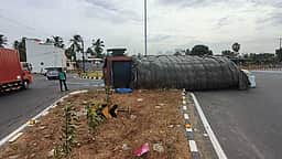 திருச்செங்கோடு சுற்றுவட்டச் சாலையில் லாரி கவிழ்ந்து விபத்து