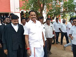 ரூ. 100 கோடி நில மோசடி வழக்கு: கரூர் நீதிமன்றத்தில் எம்.ஆர். விஜயபாஸ்கர் ஆஜர்! 