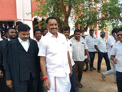 ரூ. 100 கோடி நில மோசடி வழக்கு: கரூர் நீதிமன்றத்தில் எம்.ஆர். விஜயபாஸ்கர் ஆஜர்! 