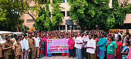 தூய்மைப் பணியாளா்கள் ஆா்ப்பாட்டம்