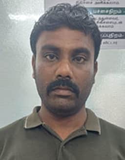 அரசுப் பேருந்தில் புகையிலை பொருள்கள் கடத்தல்: நடத்துநா், பேக்கரி பணியாளா் கைது