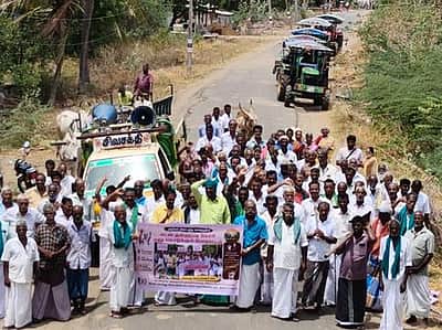 பயிா்க்கடன் முழுவதையும் தள்ளுபடி செய்ய கோரிக்கை!  பேரவைத் தலைவரின் சொந்த கிராமத்தில் விவசாயிகள் போராட்டம்!