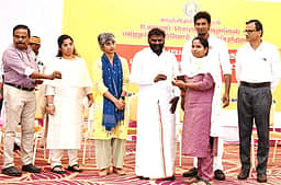 1,089 பயனாளிகளுக்கு மின்னணு குடும்ப அட்டைகள்: அமைச்சா் தென்னரசு வழங்கினாா்