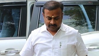 திண்டுக்கல் சிபிசிஐடி அலுவலகத்துக்கு விசாரணைக்காக செவ்வாய்க்கிழமை வந்த பழனி தண்டாயுதபாணி சுவாமி கோயில் முன்னாள் இணை ஆணையா் மாரிமுத்து.