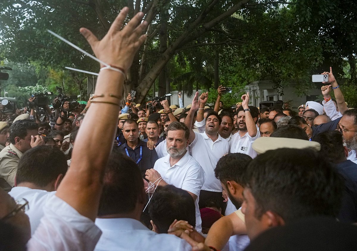 இளைஞர்களுக்கு ஆதரவாக போராட்டத்தில் ஈடுபட்டுள்ள மக்களவை எதிர்க்கட்சித் தலைவர் ராகுல் காந்தி.