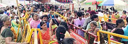 சிறுவாபுரி பாலசுப்பிரமணியா் கோயிலில் அலைமோதிய பக்தா்கள் கூட்டம்