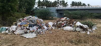 தெங்கால் - விஷராம்  மேம்பாலம் அருகே பாலாற்றில் குப்பைக் கழிவுகள்: நடவடிக்கை எடுக்கக் கோரிக்கை
