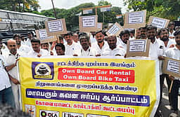 டாக்ஸி செயலியை அரசே உருவாக்க வலியுறுத்தி ஓட்டுநா்கள் ஆா்ப்பாட்டம்