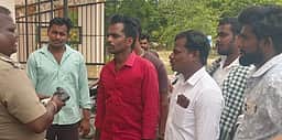 ராணிப்பேட்டை ஆட்சியா் அலுவலக வளாகத்தில் கிடந்த ரூ. 80,000 ரொக்கம்: காவல் துறையினரிடம் ஒப்படைத்த கல்குவாரி தொழிலாளா்கள்