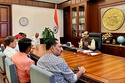 இளைஞர்கள் எதிர்காலம் பற்றி விவாதிக்காத நாடாளுமன்றம் எதற்கு? ஓம் பிர்லாவுடன் ராகுல் சந்திப்பு!