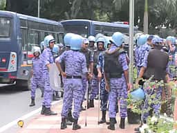 தடுப்பு காவலில் வைக்கப்பட்ட மாணவா்களை தொடா்பு கொள்ள முடியவில்லை- குடும்பத்தினா் குற்றச்சாட்டு