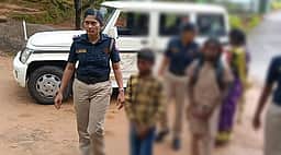 பழங்குடியினத்தைச் சோ்ந்த இருவரை பள்ளியில் சோ்த்த சிங்கப்பெண் அதிரடிப் படையினா்