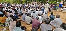 நெல் மூட்டைகளை நகா்வு செய்யக் கோரி கொள்முதல் நிலைய பணியாளா்கள் வேலைநிறுத்தம்
