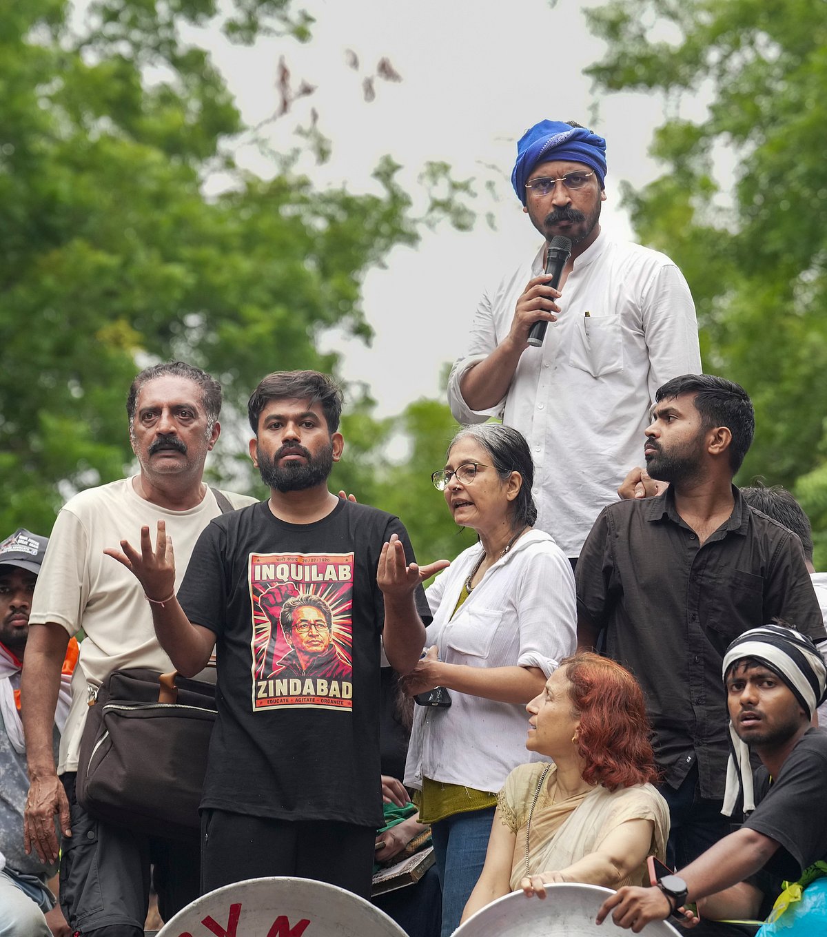 பேரணியில் அபிஜீத் தீப்கே, பிரகாஷ் ராஜ் உள்ளிட்டோர்