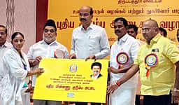 1.060 பயனாளிகளுக்கு புதிய குடும்ப அட்டைகள்: திருப்பத்தூா் ஆட்சியா் வழங்கினாா்
