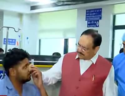 காவல்துறை தடியடியால் காயமடைந்த இளைஞர்களை சந்தித்த ஜெ.பி.நட்டா!