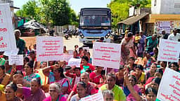 கல்குவாரியை தடை செய்யக் கோரி 5 கிராம மக்கள் சாலை மறியல்