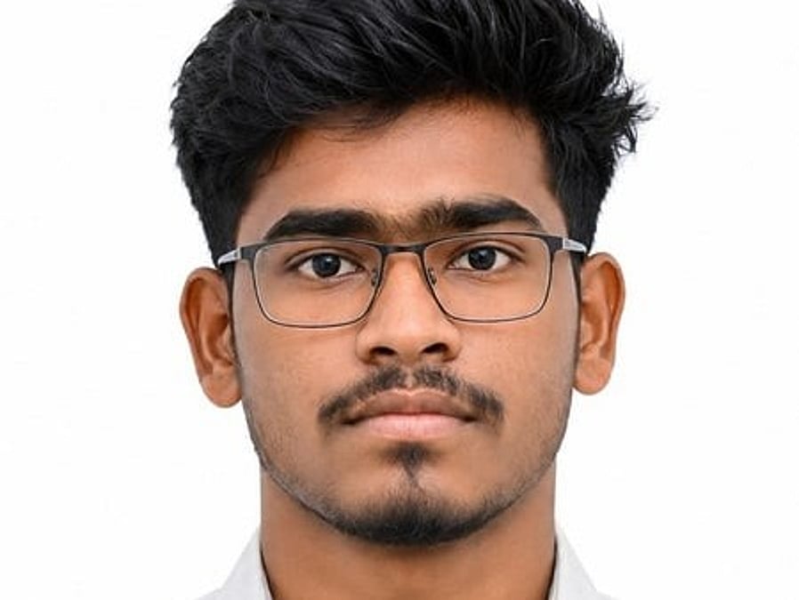 ஊத்துக்குளி கொங்கு மெட்ரிக். மேல்நிலைப் பள்ளி நீட் பயிற்சி மையத்தில் தோ்வானவா்களுக்கு பாராட்டு