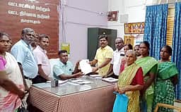 தாராபுரம் நகா்ப் பகுதியில் 40 ஆண்டுகளாக குடியிருப்பவா்களுக்கு பட்டா வழங்க வலியுறுத்தல்